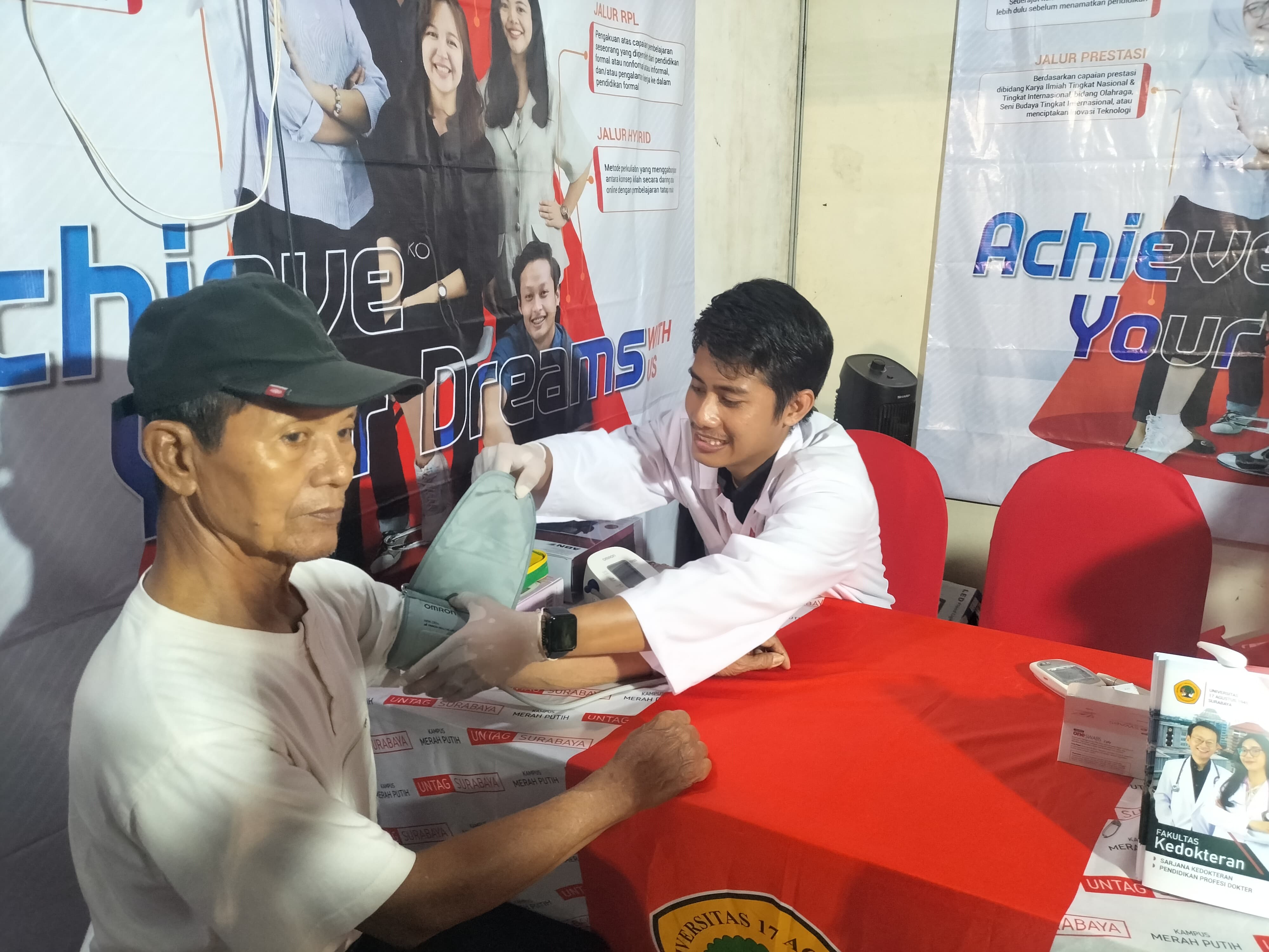 Tes Darah Gratis: Fakultas Kedokteran Untag Surabaya Berpartisipasi di Sidoarjo School Festival