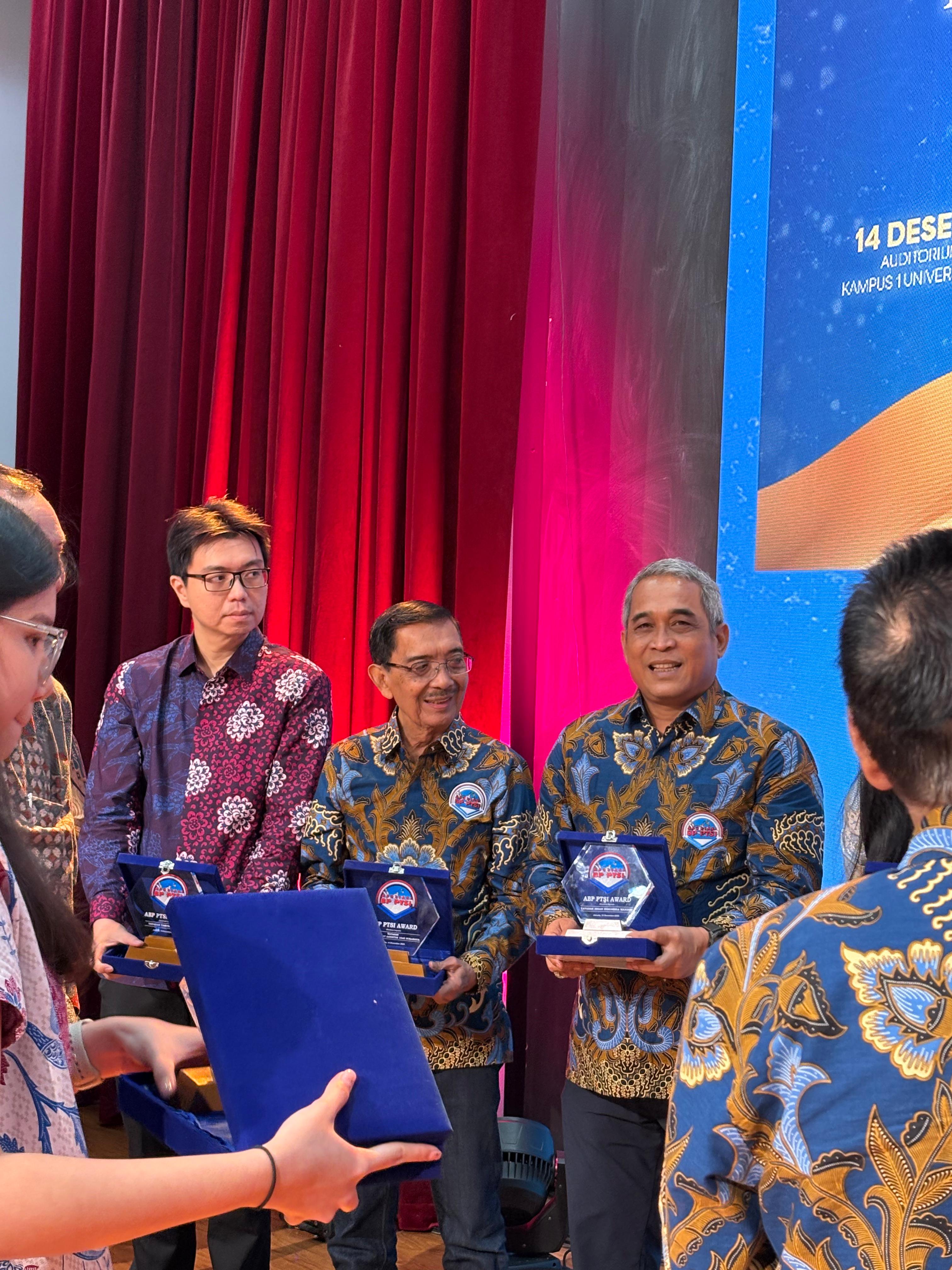 YPTA Surabaya Peroleh Penghargaan Yayasan Berkomitmen Tinggi